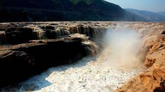 Menikmati Sensasi Gemuruh Air Terjun Hukou di Cina