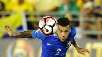 Cedera, Dani Alves Dipastikan Absen Perkuat Brasil di Piala Dunia 2018