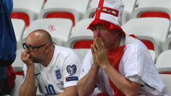 Reaksi sedih dan kecewa suporter Inggris usai dikalahkan Islandia di perdelapan final Euru 2016, di Nice, Prancis, Senin (27/6/2016). [Anne-Christine Poujoulat/AFP]