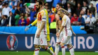 Para pemain Spanyol tampak bersedih usai kekalahan dari Italia di laga perdelapan final Euru 2016, Senin (27/6/2016), di Saint-Denis, Prancis. [Pierre-Philippe Marcou/AFP]