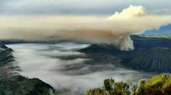 Bromo Berasap Tebal, Tapi Aman untuk Wisata Lebaran