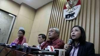 Jumpa pers terkait dana kampanye yang dihadiri Direktur Pencegahan KPK Pahala Nainggolan, Sekjen Bawaslu Gunawan Suswantoro, Komisioner KPK Ida Budiarti, Dirjen Otonomi Daerah Kemendagri Soni Sumarsono. [Suara.com/Oke Atmaja]