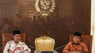 Ketua Komisi Yudisial (KY) RI Aidul Fitriciada bertemu dengan Ketua DPR RI Ade Komarudin di Kompleks Parlemen, Senayan, Jakarta, Kamis (30/6).[Suara.com/Kurniawan Mas'ud]