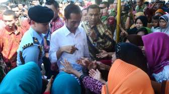 Presiden Joko Widodo membagikan sembako kepada warga di beberapa tempat di Kota Seorang, Banten, Kamis (30/6/2016). [Setpres RI]