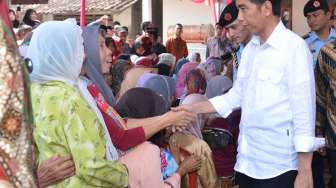 Presiden Joko Widodo membagikan sembako kepada warga di beberapa tempat di Kota Seorang, Banten, Kamis (30/6/2016). [Setpres RI]