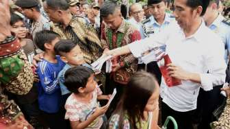 Jokowi Akan Bagi-bagi Sembako Senilai Rp 600 Ribu ke Warga di Jabodetabek