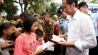 Presiden Joko Widodo membagikan sembako kepada warga di beberapa tempat di Kota Seorang, Banten, Kamis (30/6/2016). [Setpres RI]