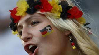 Fans Jerman saat laga melawan Italia. Reuters/Kai Pfaffenbach Livepic