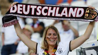 Fans Jerman saat laga melawan Italia. Reuters/Michael Dalder Livepic