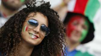 Fans Italia sebelum laga melawan Jerman. Reuters/Christian Hartmann Livepic