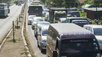 Macet di Pantura Bawa Berkah Bagi Pedagang Dadakan