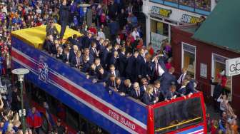 Fans Islandia menyambut timnas kembali dari Euro 2016. Reuters/Geirix