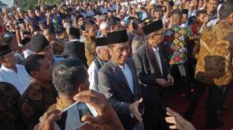 Presiden Jokowi Bagikan Sembako di Prambanan