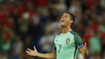 Cristiano Ronaldo luapkan kegembiraannya usai Portugal menyingkirkan Wales di babak semifinal [Reuters]