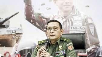 Kadispenad Brigjen MS Fadhilah memberikan keterangan pers terkait jatuhnya Helikopter Bell 205 milik TNI AD buatan Amerika tahun 1976 di Jakarta, Jumat (8/7). [Suara.com/Kurniawan Mas'ud]