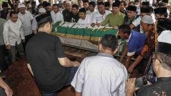 Keluarga dan sejumlah tokoh menghadiri pemakaman Ketua KPU almarhum Husni Kamil Manik di TPU Jeruk Purut, Jakarta, Jumat (8/7).[Suara.com/Kurniawan Mas'ud]