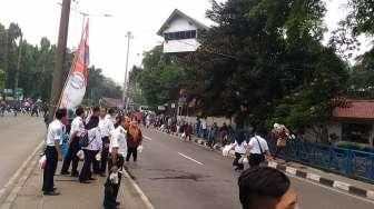 Ditjen Perhubungan Darat Bagikan Makanan ke Pemudik Arus Balik