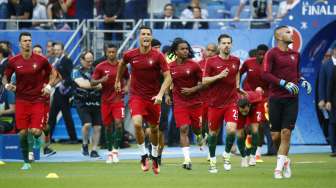 Kapten Portugal Cristiano Ronaldo bersama rekan setimnya melakukan pemanasan sebelum melawan Prancis. Reuters/Michael Dalder Livepic