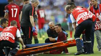 Kapten Portugal Cristiano Ronaldo cedera dan ditandu keluar lapangan. REUTERS/Darren Staples Livepic