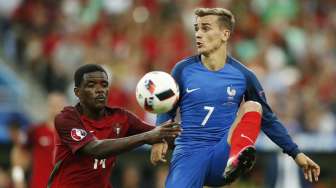 Pemain Prancis Antoine Griezmann berebut bola dengan pemain Portugal William Carvalho. REUTERS/John Sibley Livepic