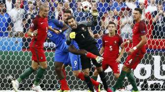 Kiper Portugal Rui Patricio mencoba mengamankan gawangnya. REUTERS/Michael Dalder Livepic