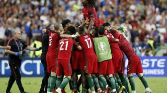 Para pemain Portugal merayakan gol Eder. REUTERS/Carl Recine Livepic
