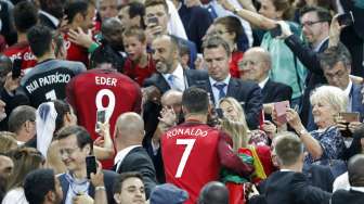 Pemain Portugal Cristiano Ronaldo dan Eder naik podium untuk menerima trofi. Reuters/Carl Recine Livepic