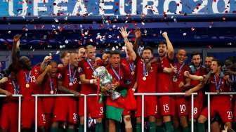 Kapten Portugal Cristiano Ronaldo mengangkat trofi juara Euro 2016. Reuters/Kai PfaffenbachLivepic