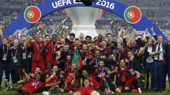 Pemain dan staff pelatih tim Portugal dengan trofi merayakan kemenangannya di Euro 2016. Reuters/Carl Recine Livepic