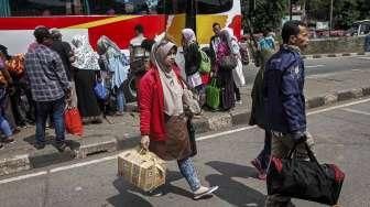 Pemudik Padati Terminal Kampung Rambutan