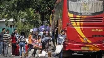 Pemudik Padati Terminal Kampung Rambutan