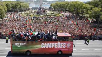 Skuat Portugal disambut ribuan fansnya di Lisbon setelah memenangi Euro 2016. Reuters/Stringer