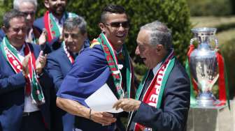 Presiden Portugal Marcelo Rebelo de Sousa menerima Cristiano Ronaldo dan kawan kawan.  REUTERS/Pedro Nunes