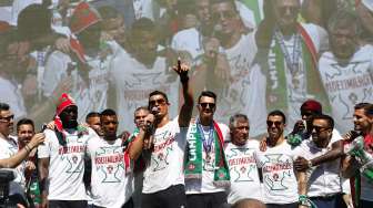 Cristiano Ronaldo dan pemain Portugal merayakan sukses di Euro 2016 bersama fans.REUTERS/Pedro Nunes
