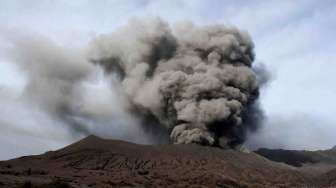 Gunung Bromo 'Batuk', Bandara Abdul Rachman Saleh Ditutup