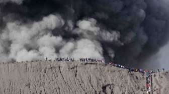 Kawah Bromo Keluarkan Suara Gemuruh