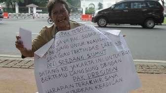 Diusir dari Rumah Dinas, Guru Asal Deli Menangis di Depan Istana