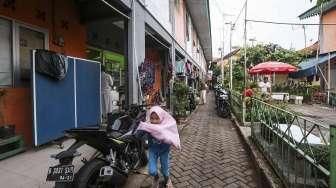 Sejumlah warga beraktivitas di Kampung Deret Petogogan, Jakarta, Rabu (13/7). [Suara.com/Kurniawan Mas'ud]