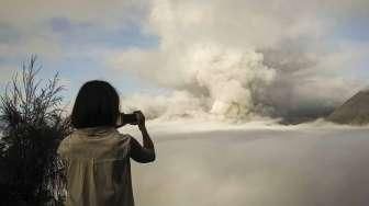 Wisatawan Berlarian Selamatkan Diri saat Gunung Bromo Meletus