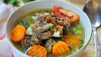 Hujan-hujan, Enaknya Makan Sup Tangkar Sapi