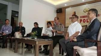 Kadivhumas Polri Irjen Pol Boy Rafli Amar, Dir Tipideksus Bareskrim Polri Brigjen Pol Agung Setya, Ketua Satgas Penanggulangan Vaksin Palsu Marua Sitanggang, Ketua PB IDI Ilham Oetama, Ketum IDAI Aman B.Pulungan. [Oke Atmaja]