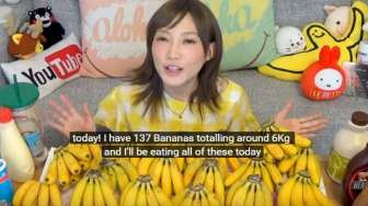 VIDEO: Perempuan Ini Habiskan 137 Pisang dalam 6 Menit