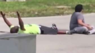 Sudah Berbaring dan Angkat Tangan, Lelaki Kulit Hitam Ini Tetap Ditembak