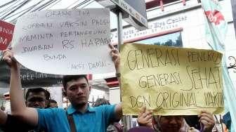 Ratusan Orangtua Demo Depan RS Harapan Bunda Protes Vaksin Palsu