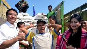 Petani Senang Anggota DPR Gelar Pasar Murah Pupuk