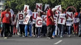 Relawan yang tergabung dalam Lentera Anak Indonesia menggelar aksi simpatik di Bundaran HI, Jakarta, Minggu (24/7/2016). [Suara.com/Kurniawan Mas'ud]