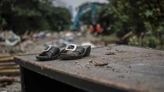 Petugas dibantu alat berat melakukan pembongkaran bangunan semi permanen yang berdiri di lahan milik PT Kereta Api Indonesia (KAI) di Kawasan Gunung Antang, Jatinegara, Jakarta, Senin (25/7/2016). [Suara.com/Kurniawan Mas'ud]