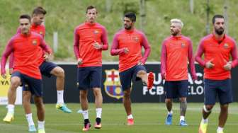 Bintang Barcelona Lionel Messi bersama rekannya saat melakukan latihan di Inggris. Reuters / Darren Staples Livepic