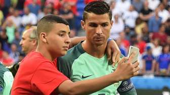 Lagi Bete, Ronaldo Tolak dan Dorong Fans yang Ajak Selfie