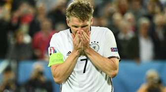 Gantung Sepatu, Schweinsteiger Selesai Bela Der Panzer